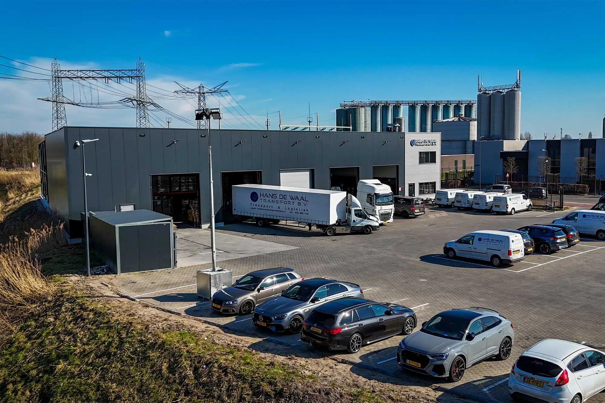 Sirius Pro mobiele lichtmast op een parkeer- en opslagterrein